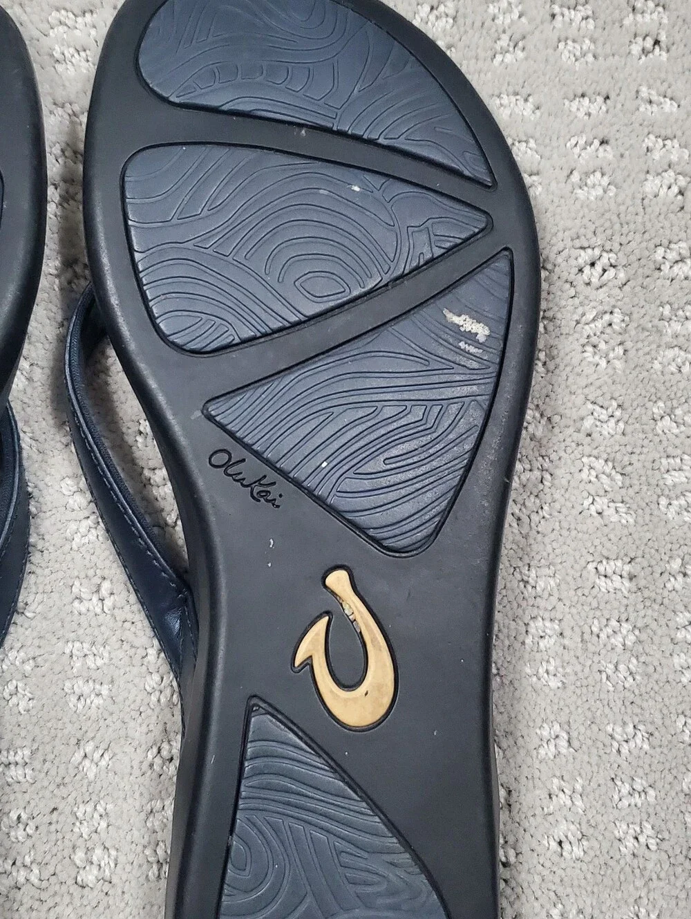 OluKai Ho'opio flip-flops  Navy Blue signature ocean-inspired logo Women Size 7